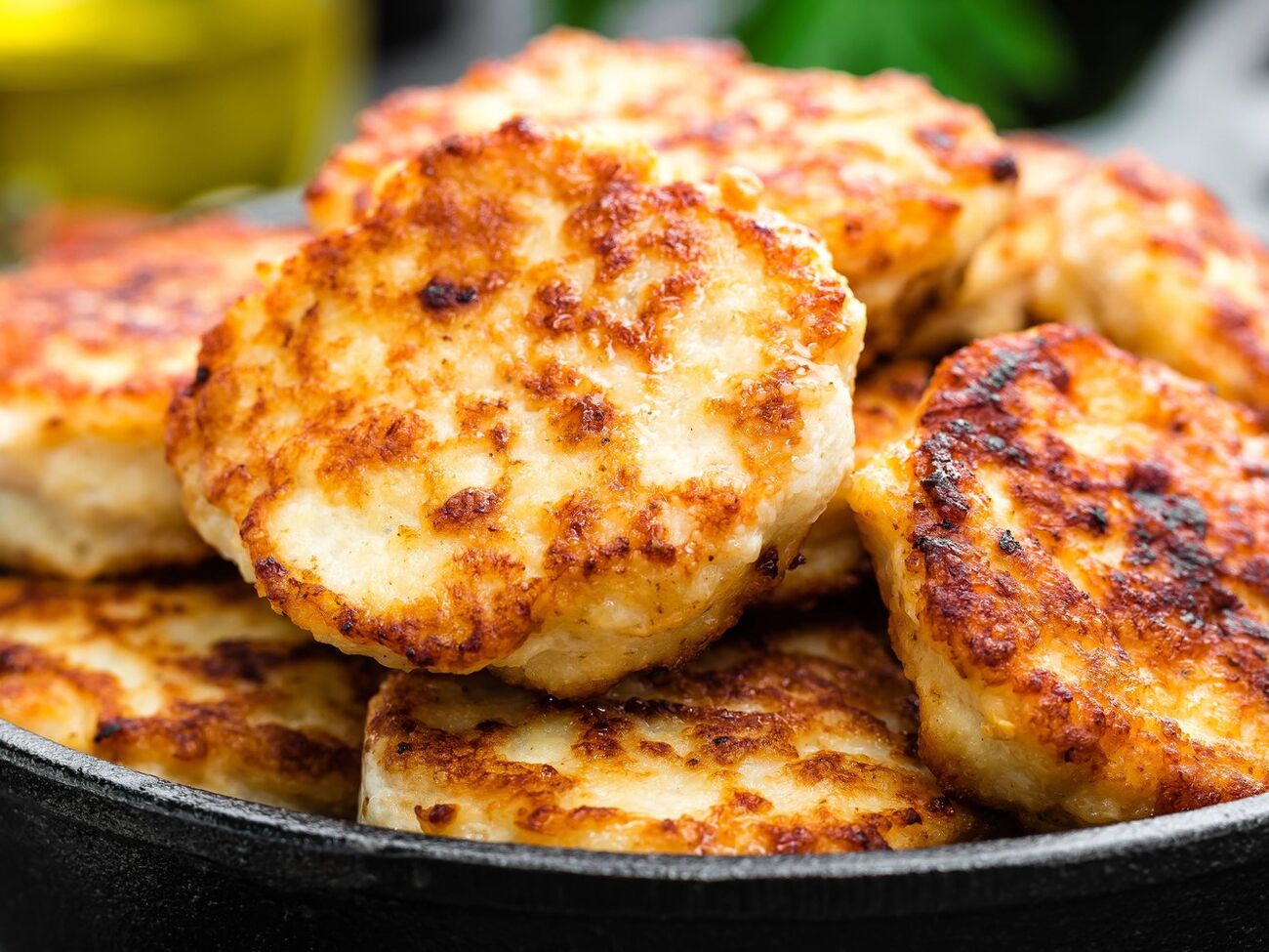 Обжаривайте котлеты на среднем огне по пять минут с каждой стороны до румяной корочки