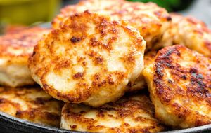 Обжаривайте котлеты на среднем огне по пять минут с каждой стороны до румяной корочки