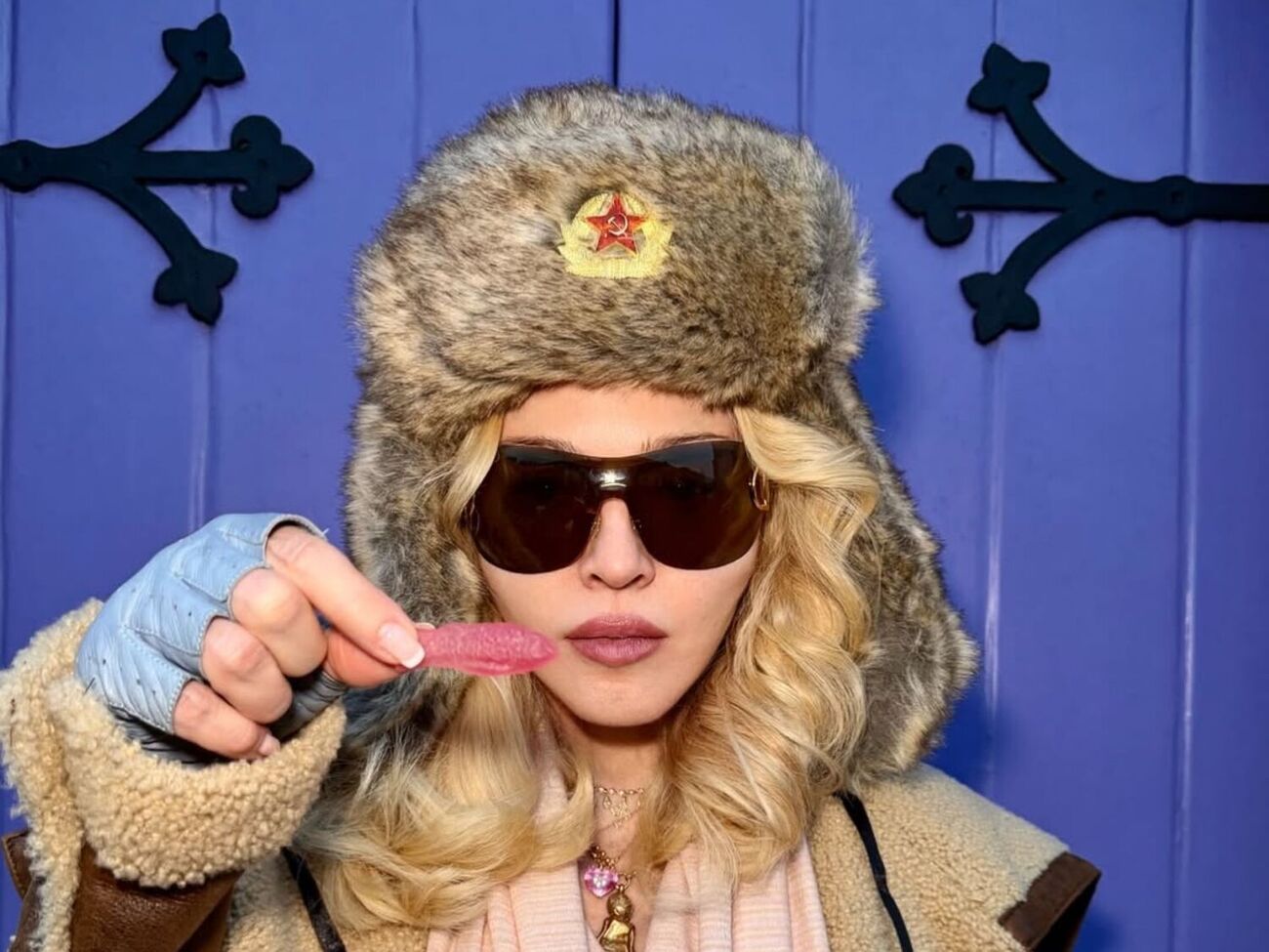Мадонна гуляла в шапке-ушанке с красной звездой в Великобритании