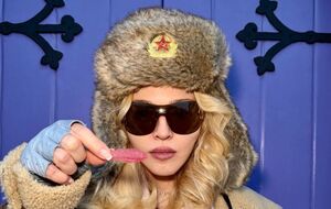 Мадонна гуляла в шапке-ушанке с красной звездой в Великобритании