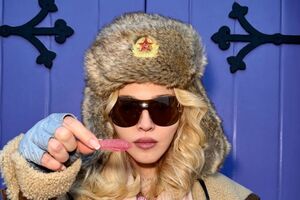 Мадонна гуляла в шапке-ушанке с красной звездой в Великобритании