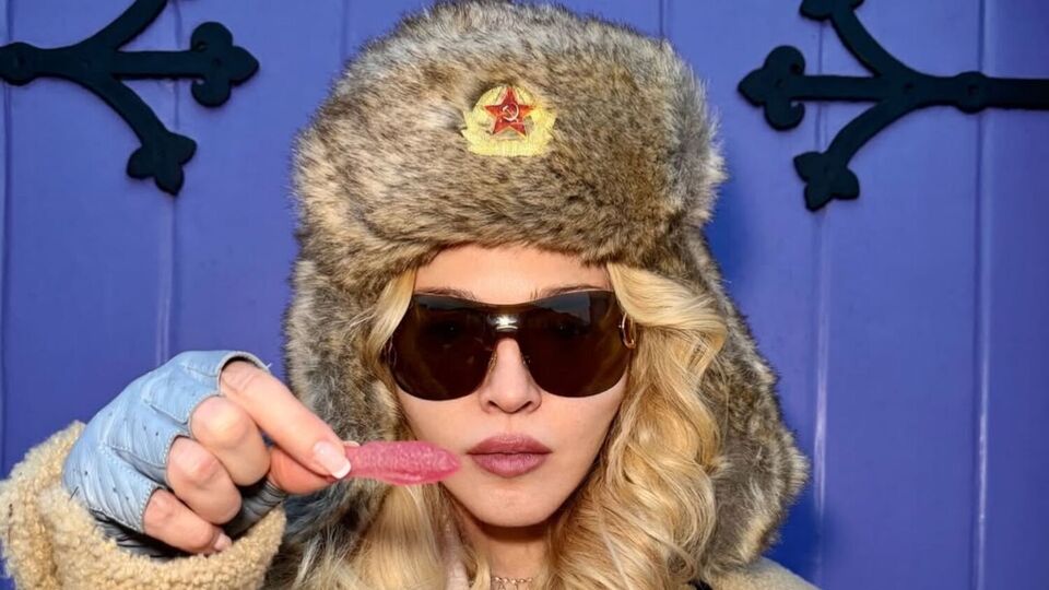 Мадонна гуляла в шапке-ушанке с красной звездой в Великобритании