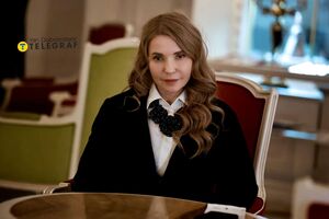 Дочь Тимошенко в суде передала ей сувенир в цветах украинского флага