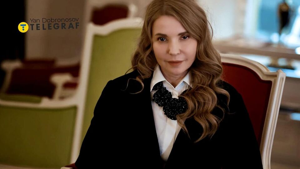 Донька Тимошенко в суді передала їй сувенір у кольорах українського прапора