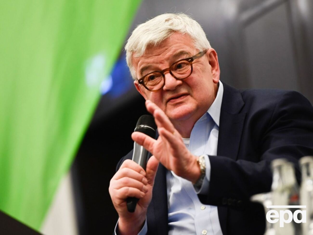 На фоне дискуссий о ядерном оружии Фишер заявил, что рассматривать такое вооружение как национальный проект было бы большой ошибкой