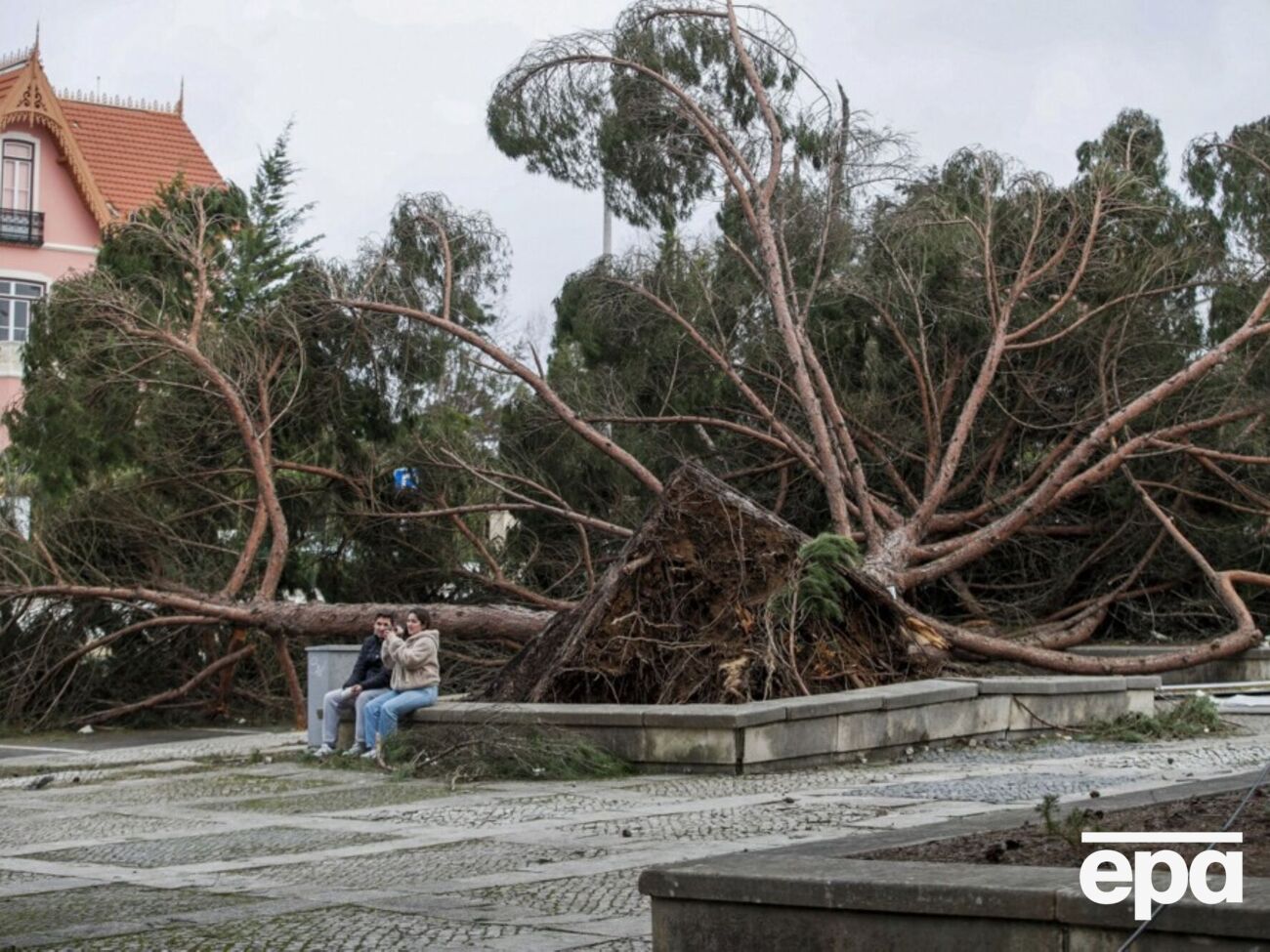 "Малая метеорологическая бомба". Шторм "Кристин" обесточил 1 млн людей в Португалии, есть погибшие. Фоторепортаж