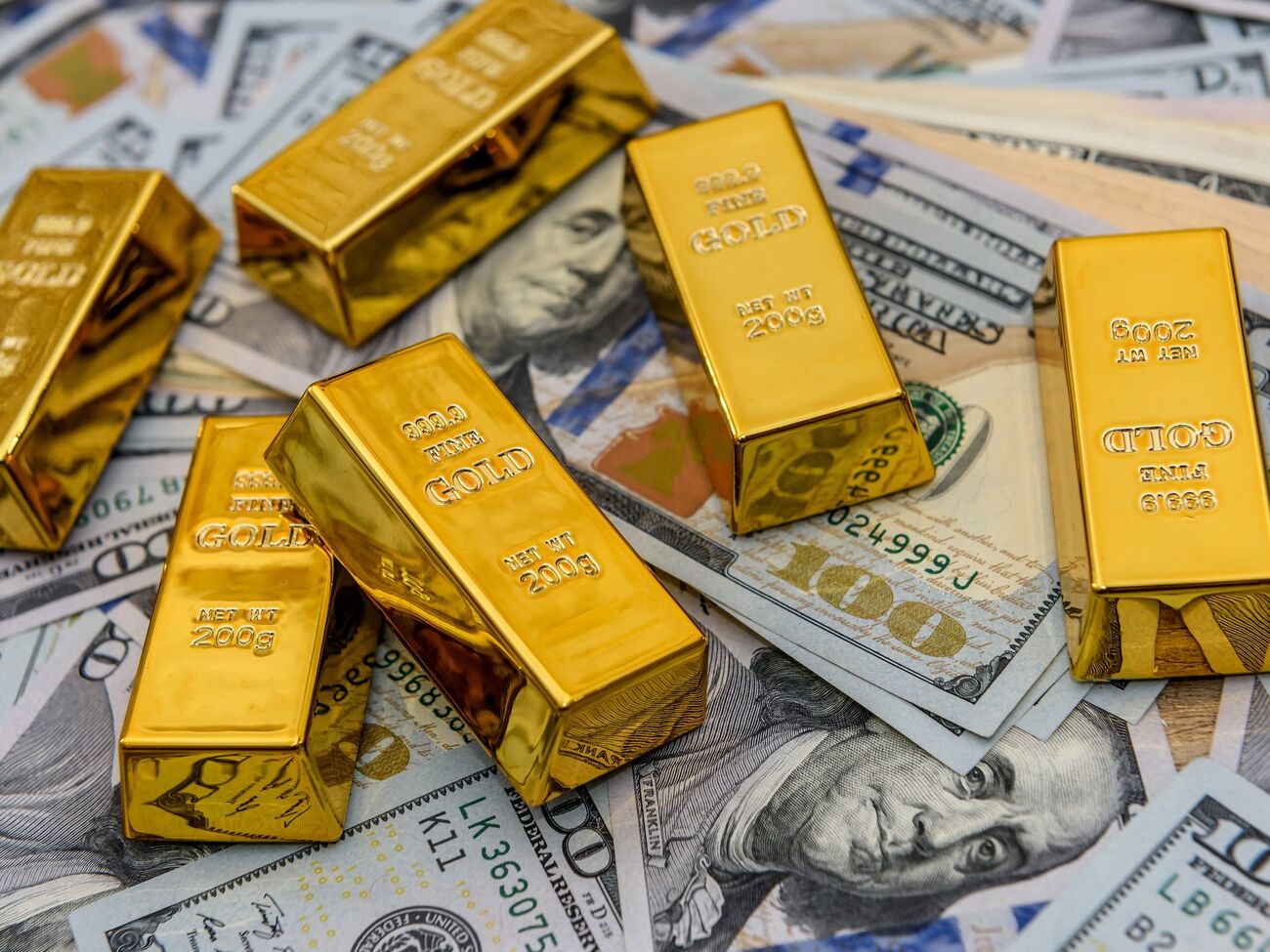 Цены на золото и стоимость биткойна упали