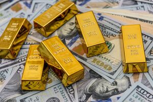 Цены на золото и стоимость биткойна упали
