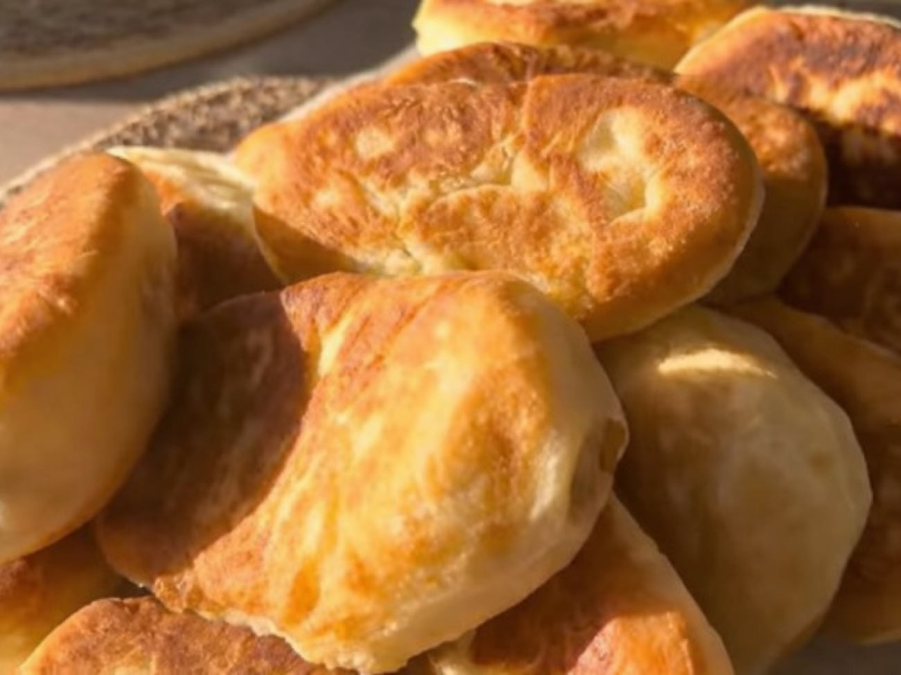 Готовые пирожки выложите на бумажное полотенце, чтобы убрать лишний жир