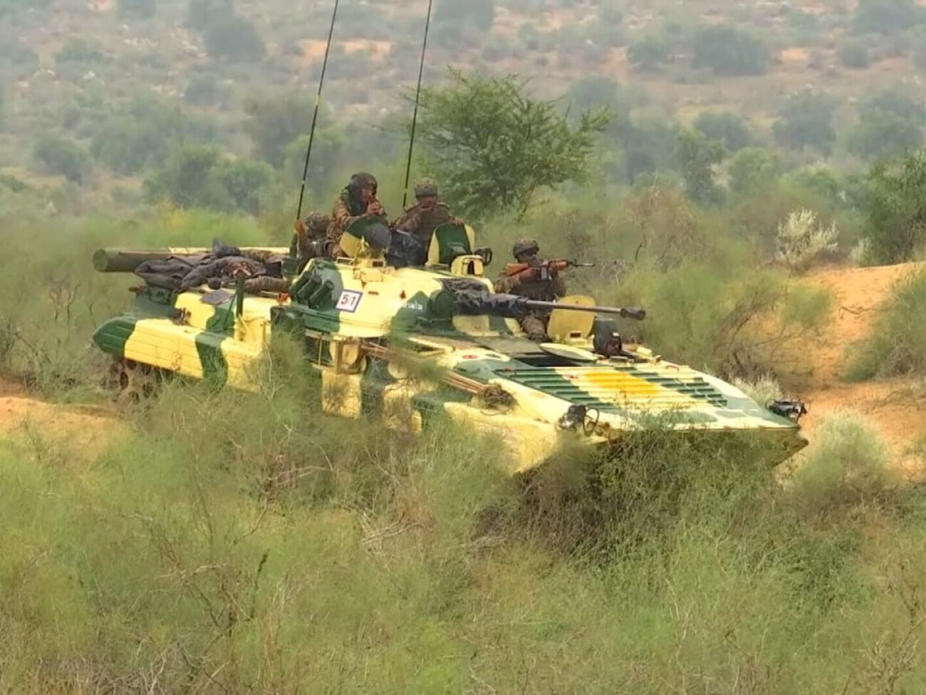 Непокорных военных РФ удерживают в импровизированных карцерах под открытым небом, сообщили партизаны