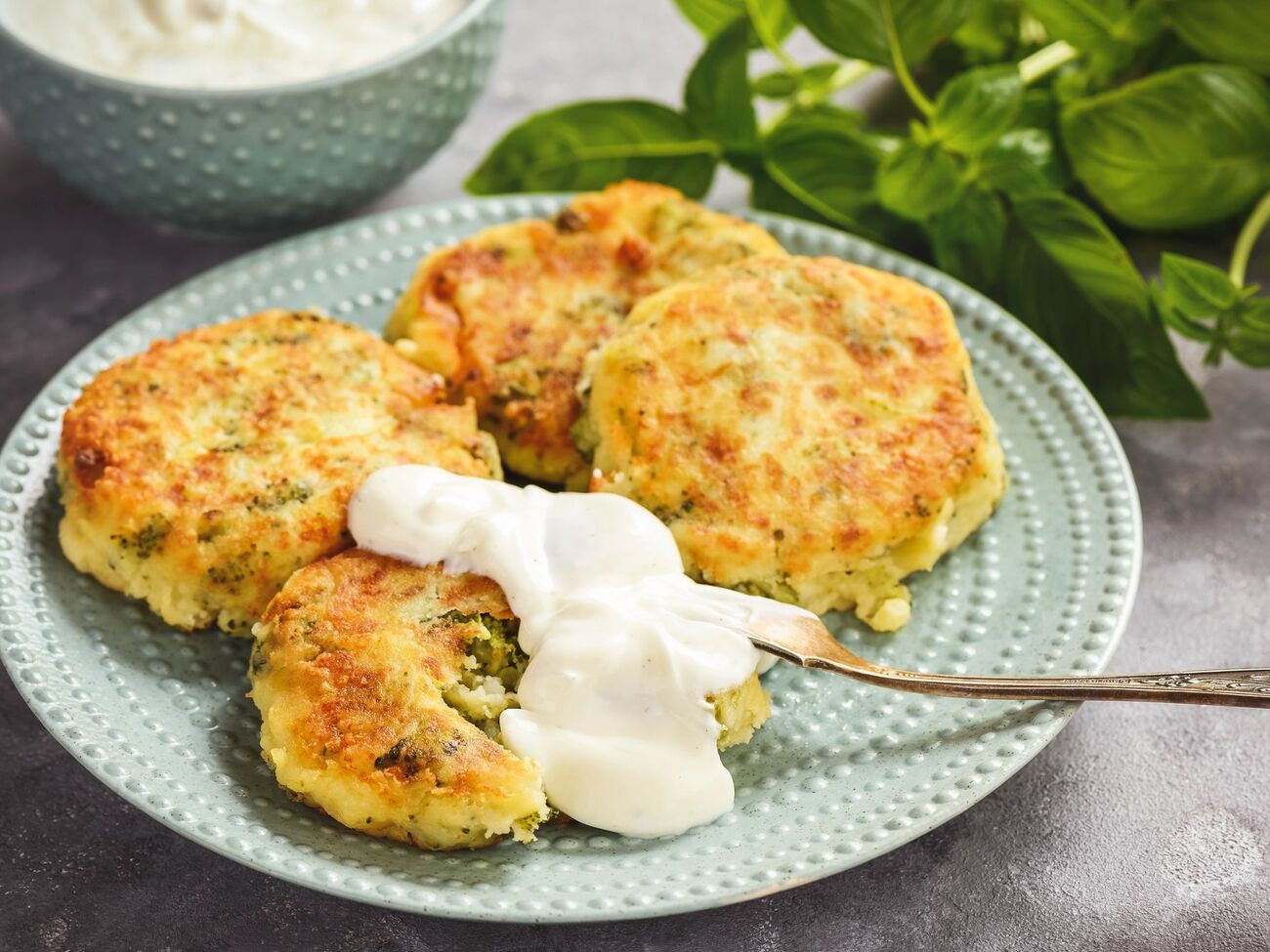 Котлети подають із соусом