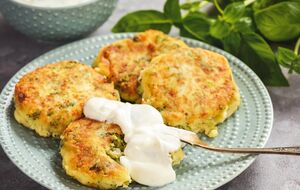 Котлети подають із соусом