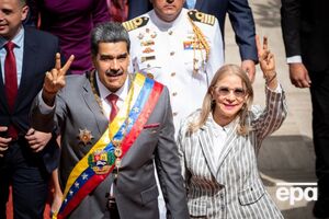 Мадуро і Флорес інкримінують змову з метою наркотероризму, імпорту кокаїну, незаконне володіння кулеметами й вибуховими пристроями, зокрема проти США