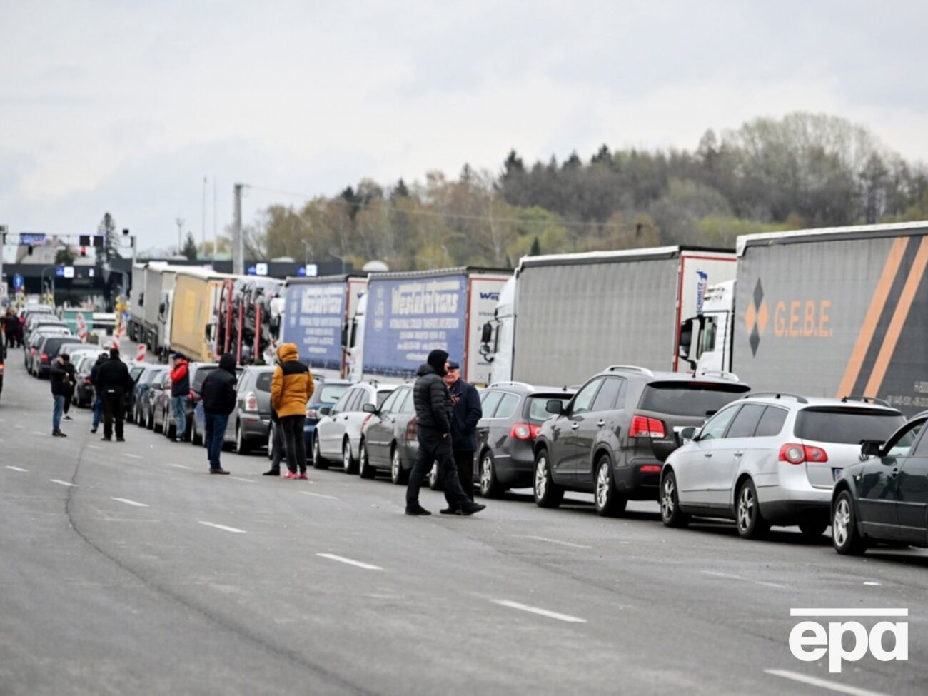 Інтенсивність руху через кордон залишатиметься високою протягом найближчого тижня, попередили у ДПСУ