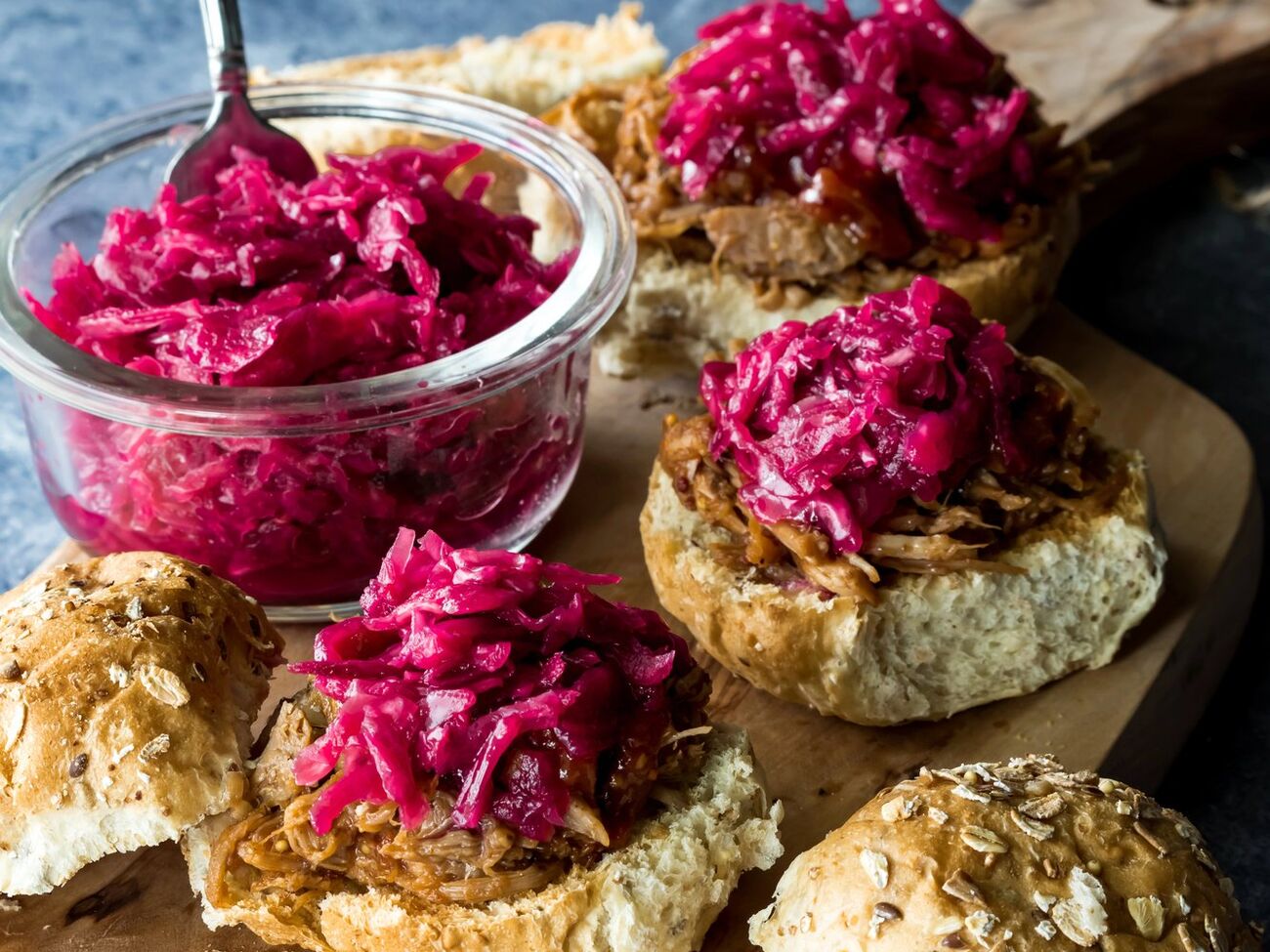 В намазку добавьте 100 г икры мойвы