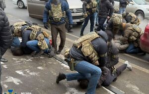 СБУ сработала на опережение и задержала подозреваемых со взрывными устройствами на подъезде к квартирам украинских военных