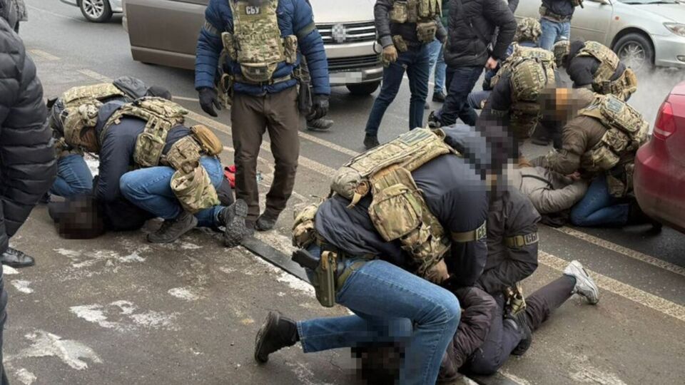 СБУ сработала на опережение и задержала подозреваемых со взрывными устройствами на подъезде к квартирам украинских военных