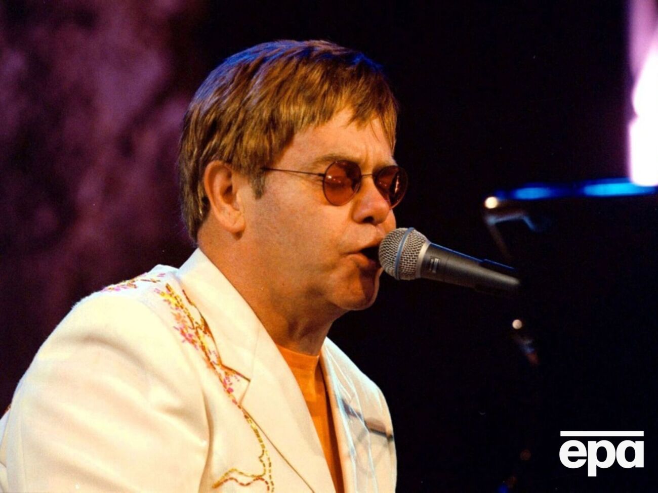 По словам Бобула, Элтон Джон назвал его шикарным певцом