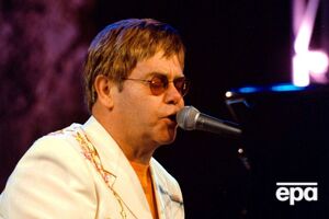 По словам Бобула, Элтон Джон назвал его шикарным певцом