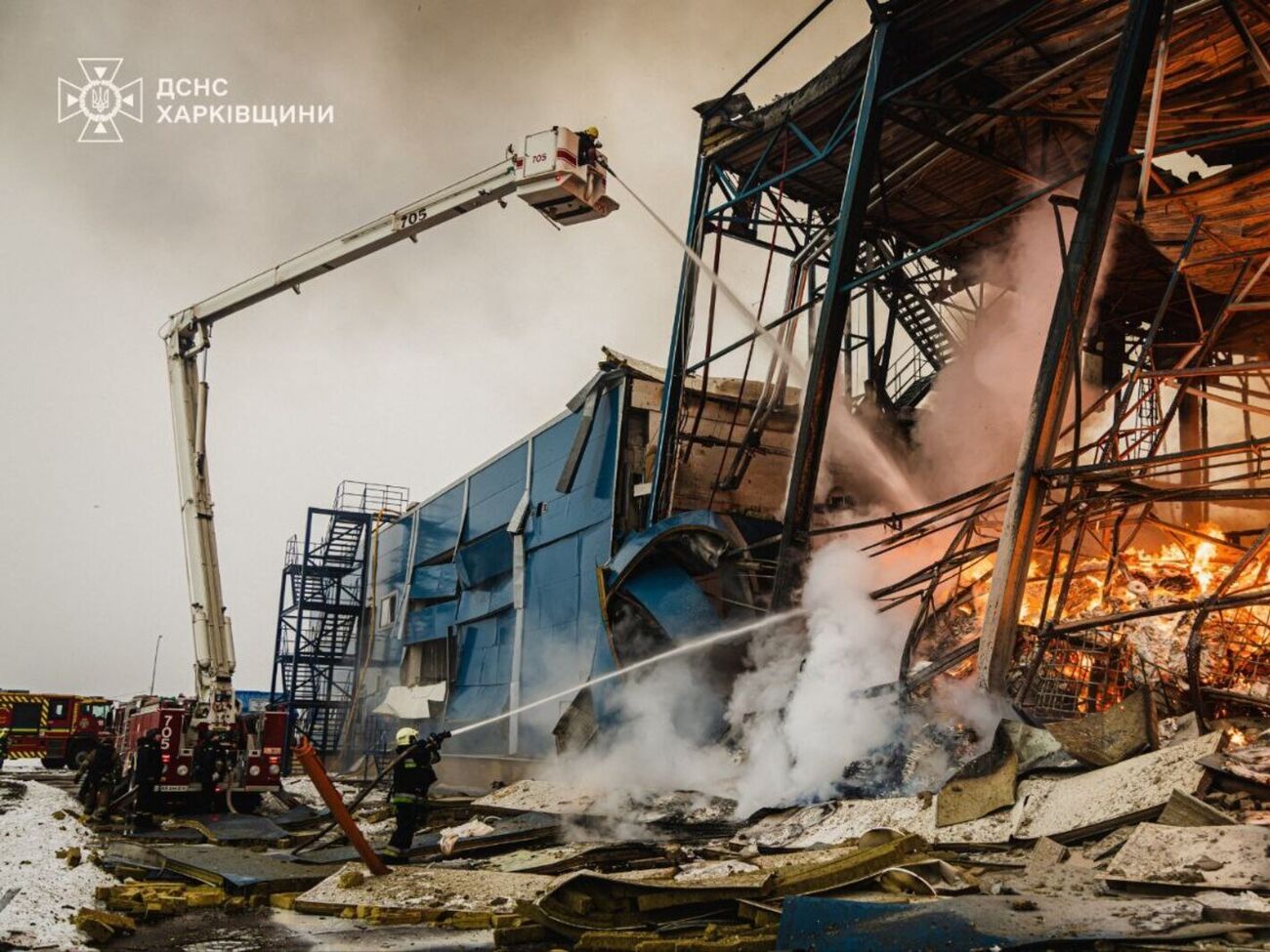 По сообщению ГСЧС, на предприятии возник масштабный пожар площадью более 5 тыс. м²