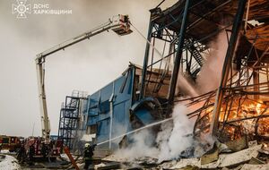 По сообщению ГСЧС, на предприятии возник масштабный пожар площадью более 5 тыс. м²