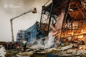 По сообщению ГСЧС, на предприятии возник масштабный пожар площадью более 5 тыс. м²