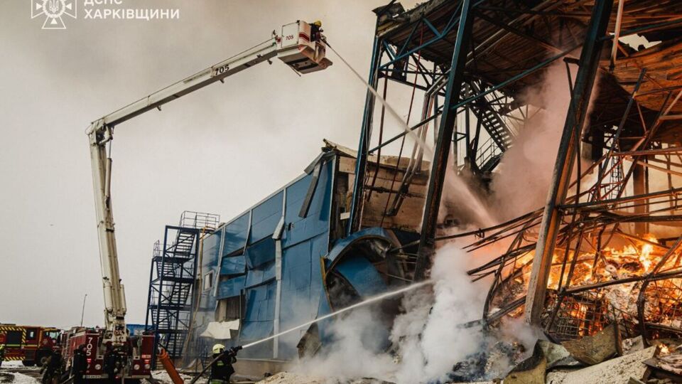По сообщению ГСЧС, на предприятии возник масштабный пожар площадью более 5 тыс. м²