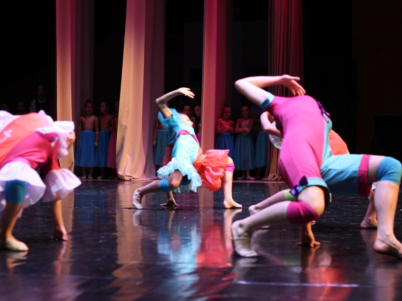 Свидетельства бывших учеников школы танцев охватывают три десятилетия – с конца 1970-х до 2010-х