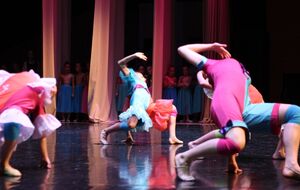 Свідчення колишніх учнів школи танців охоплюють три десятиліття – від кінця 1970-х до 2010-х