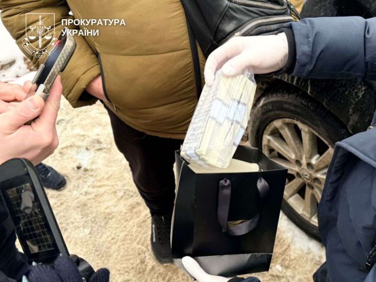 За інформацією прокуратури, фігурнати збували підроблену валюту купюрами по $100