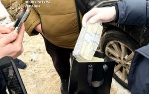 По информации прокуратуры, фигуранты сбывали поддельную валюту купюрами по $100