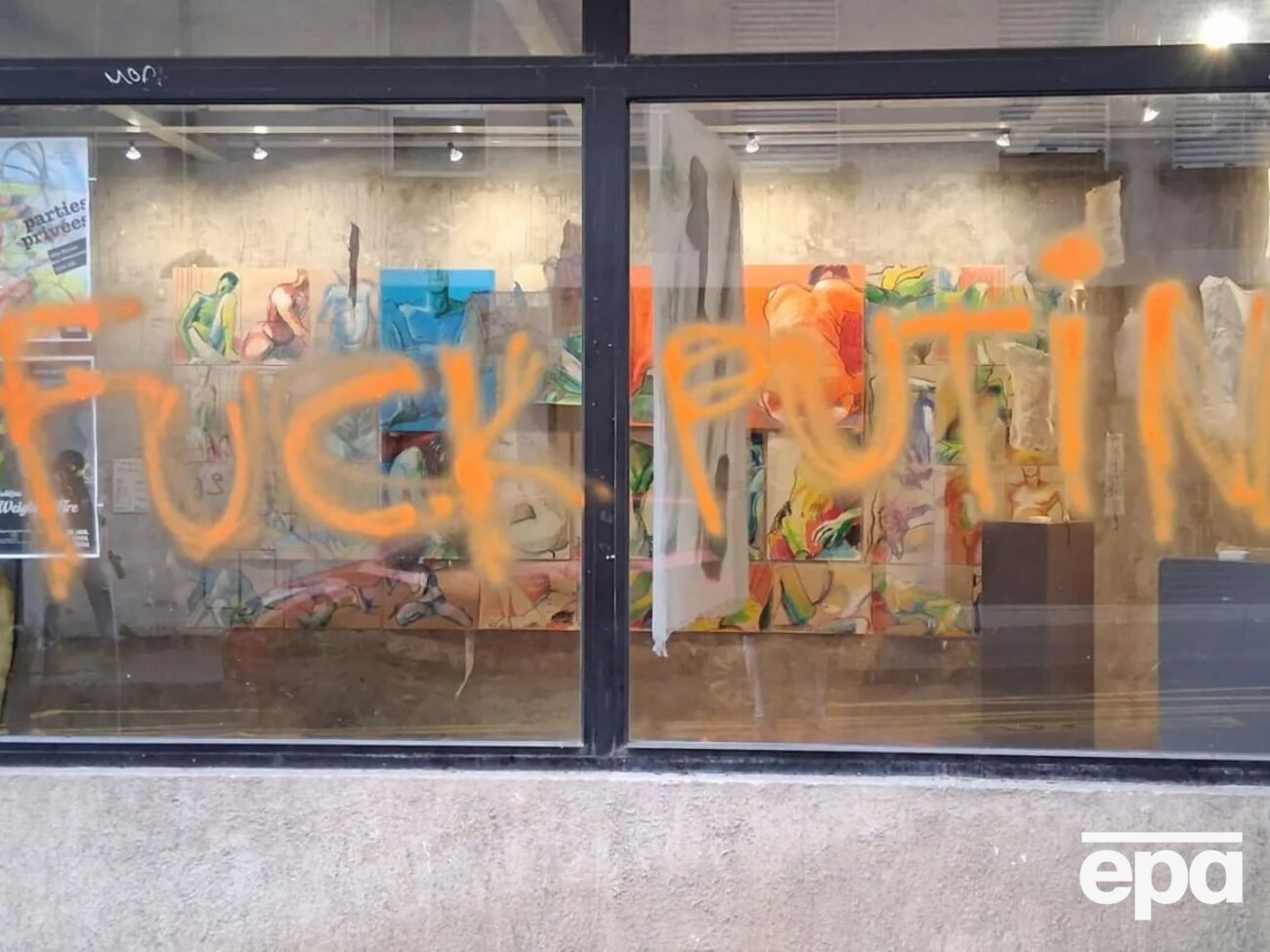 На художественной галерее в Париже появились антипутинские граффити