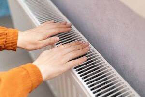 Людям не должны начислять оплату за услуги, которых не было, отметил президент Украины