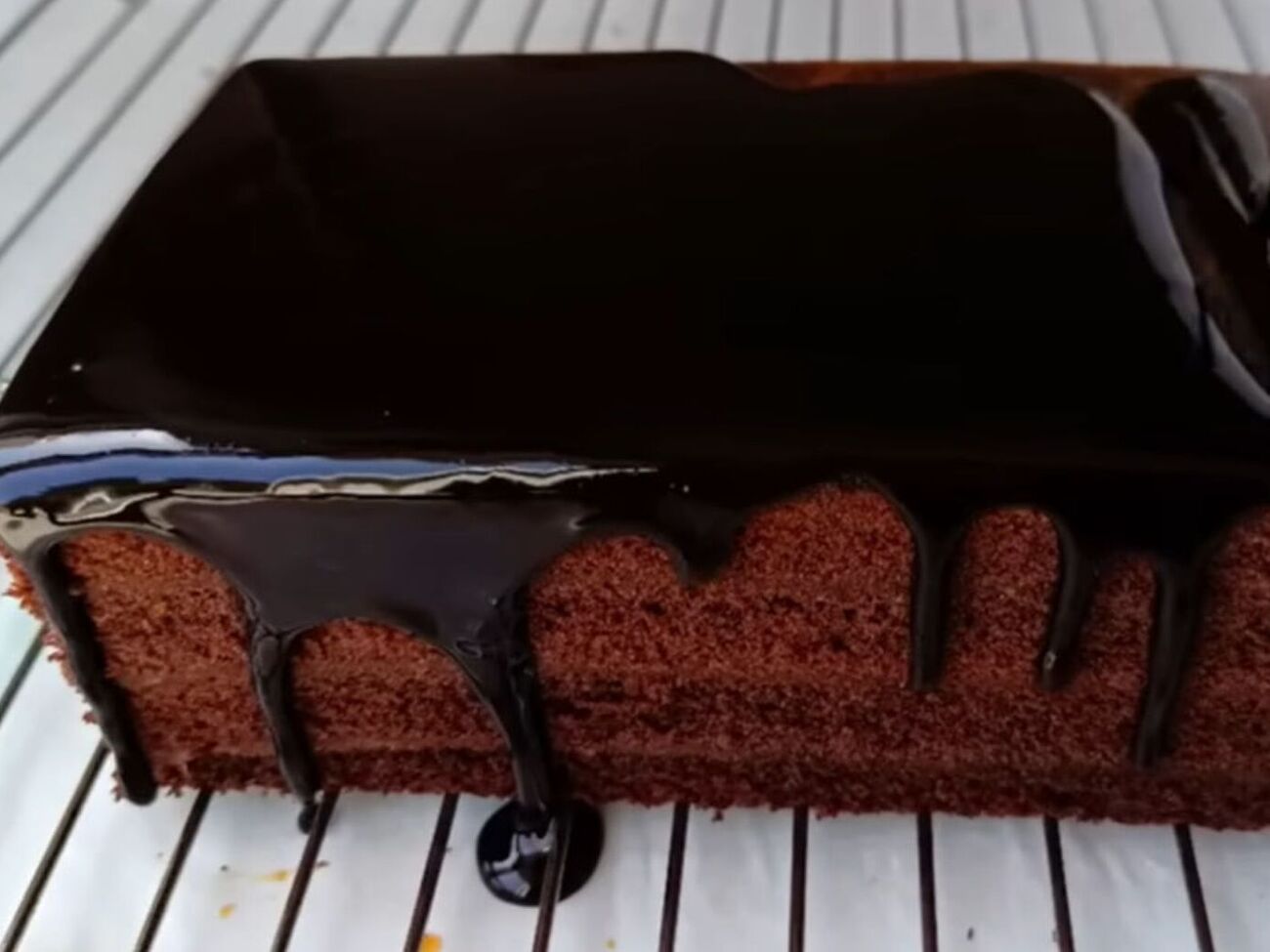 Выпекайте бисквит при 160 °C 45 минут