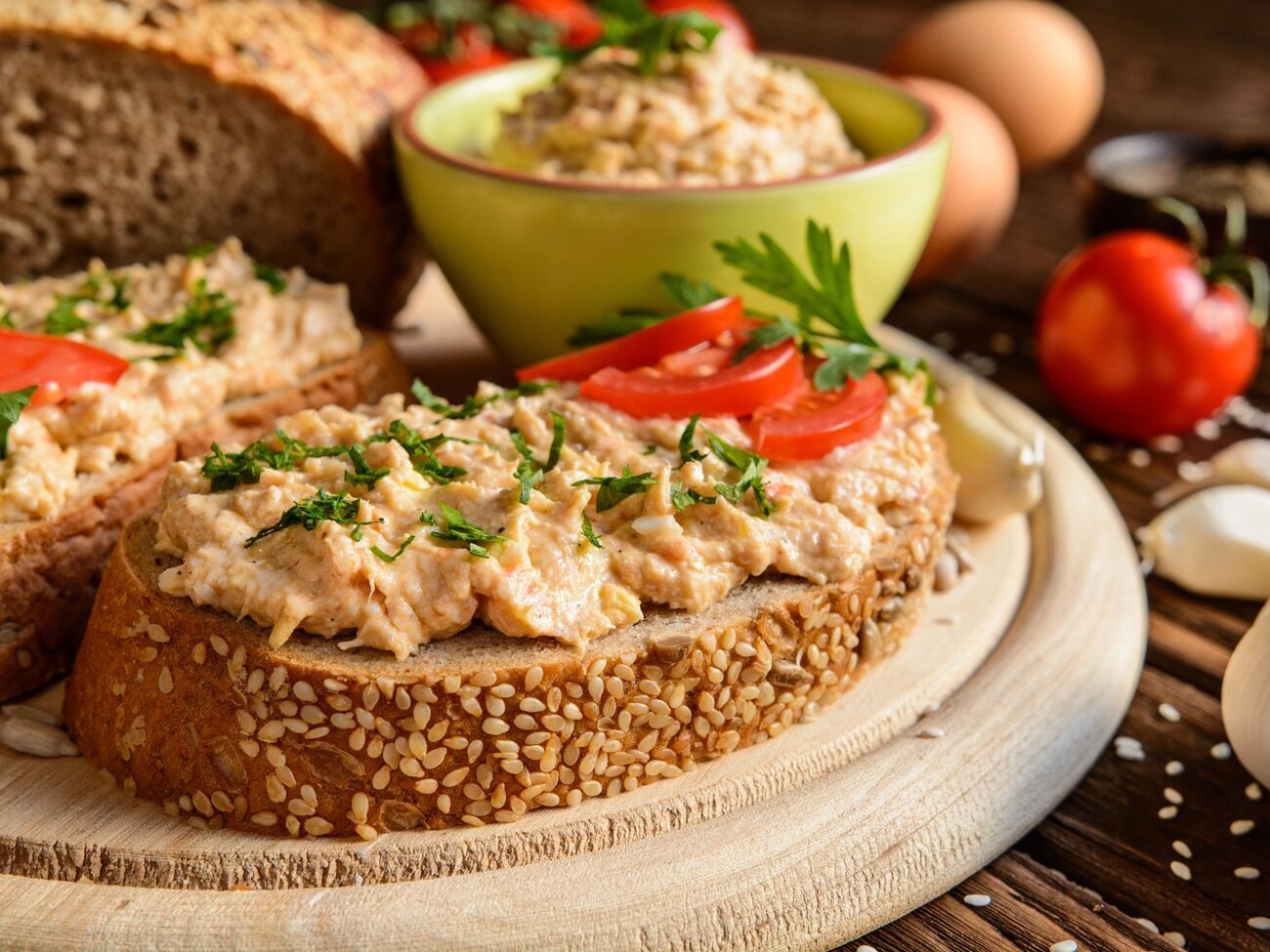 Паштет подают с хлебом