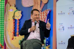 Сикорский считает, что Трамп будет заслуживать признания мира, если достигнет справедливого мира в Украине