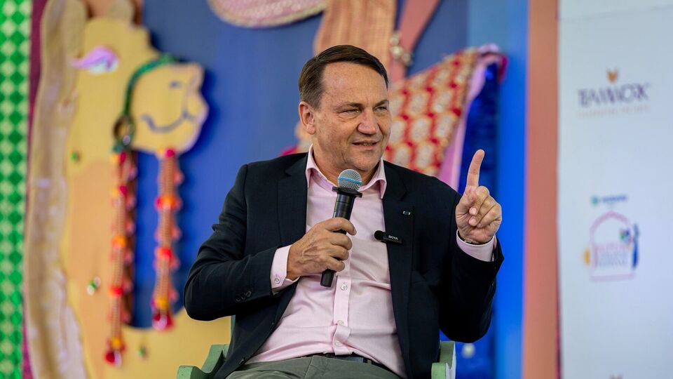 Сикорский считает, что Трамп будет заслуживать признания мира, если достигнет справедливого мира в Украине