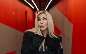 У 25 років Білик була шатенкою й мала коротку стрижку