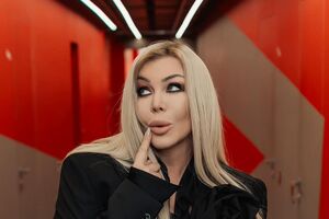 У 25 років Білик була шатенкою й мала коротку стрижку