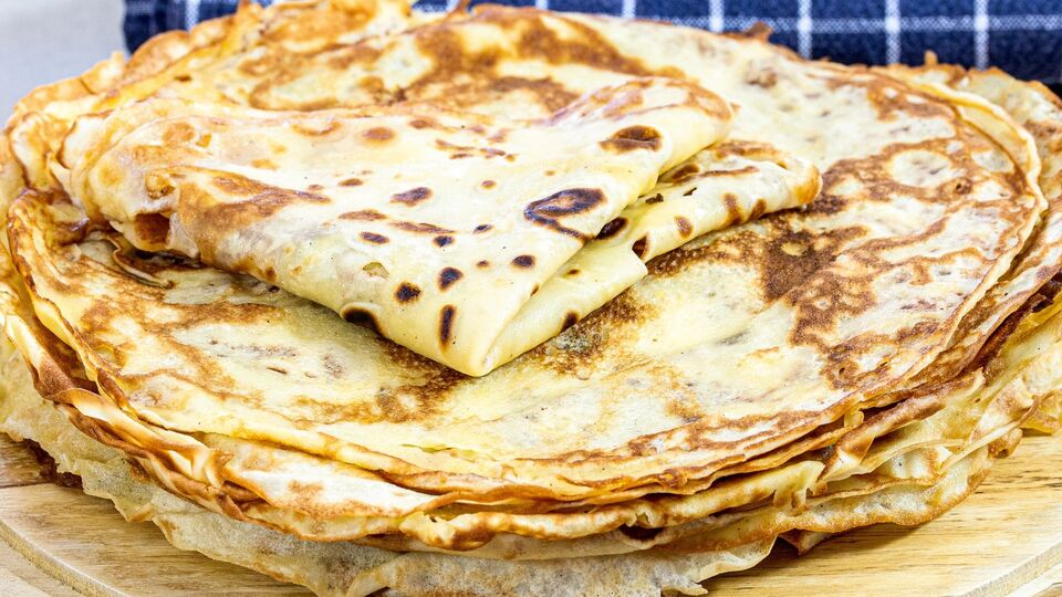 У готове тісто для млинців потрібно влити окріп