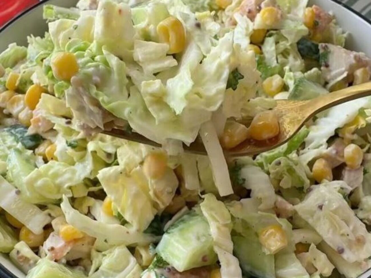 Соус для салата можете сделать на основе йогурта или сметаны