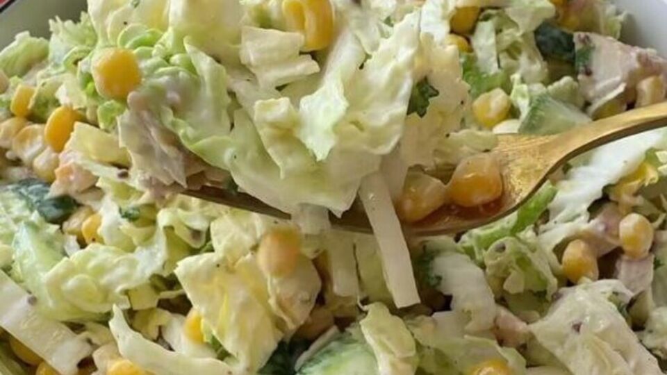 Соус для салата можете сделать на основе йогурта или сметаны