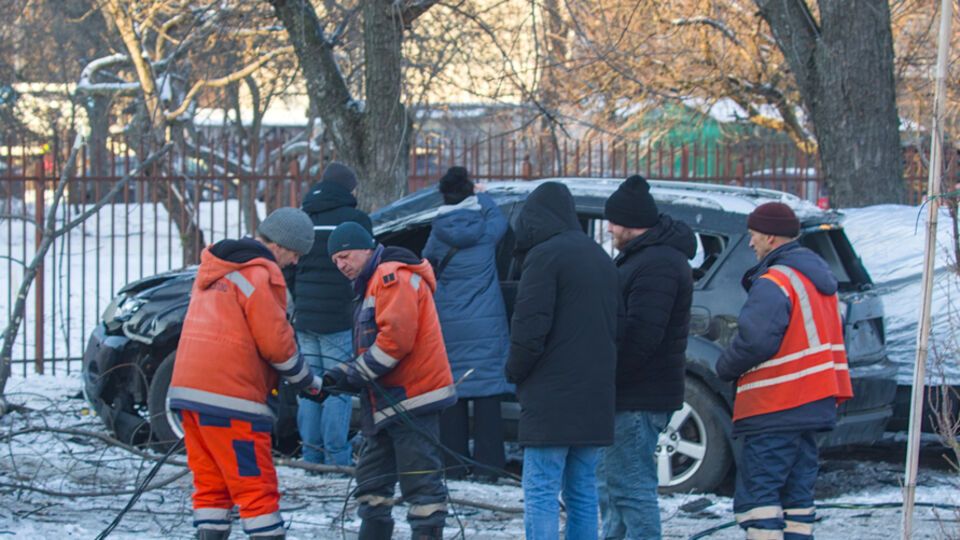 Работники ДТЭК продолжают ремонтные работы