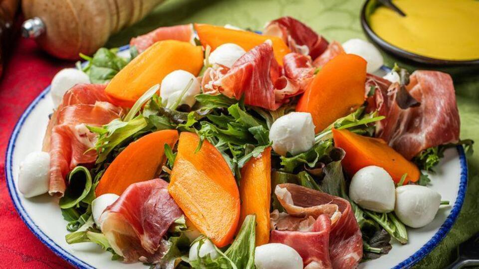 Соус в салат можно подавать отдельно