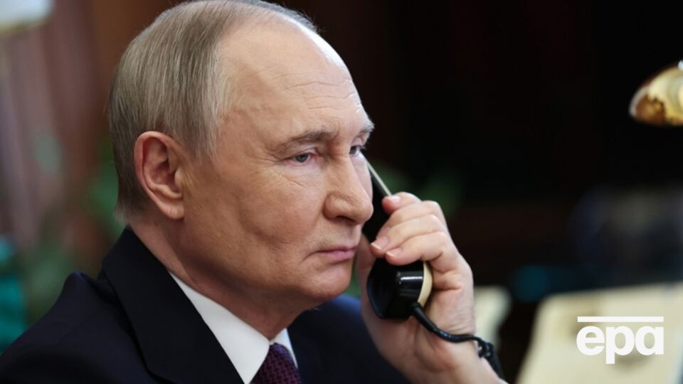 СМИ называет Путина человеком "ручки и бумаги"