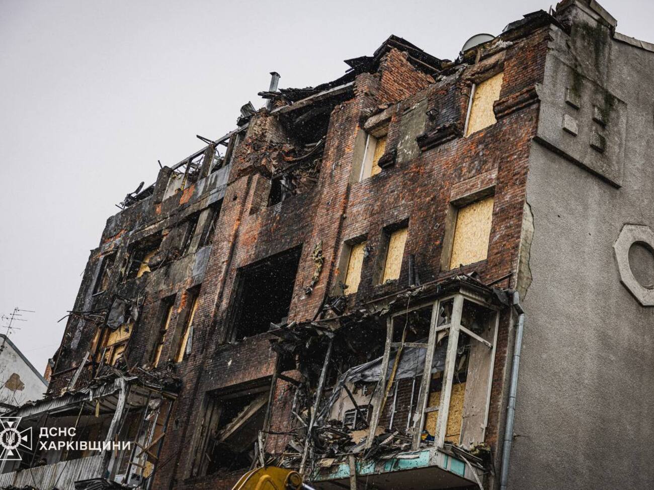 На месте удара РФ по Харькову до сих пор ищут людей