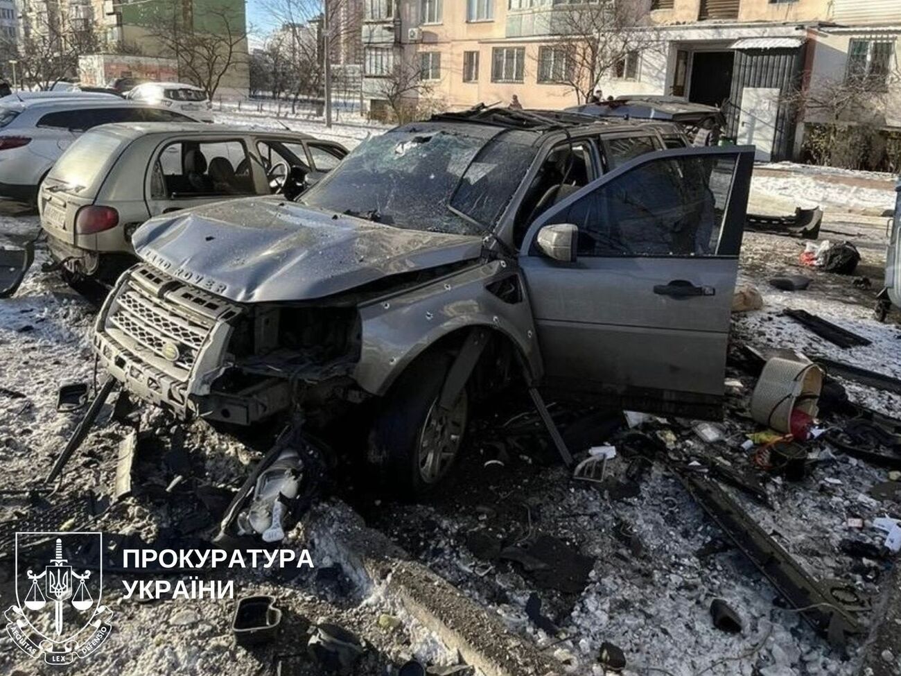 За даними правоохоронців, під час відчинення багажника автомобіля спрацював саморобний вибуховий пристрій