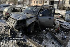 За даними правоохоронців, під час відчинення багажника автомобіля спрацював саморобний вибуховий пристрій