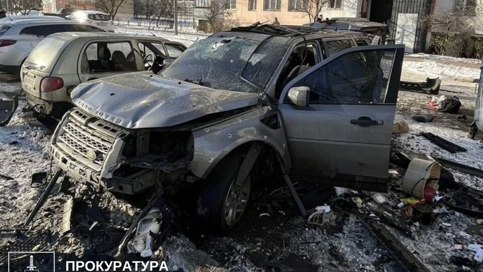 За даними правоохоронців, під час відчинення багажника автомобіля спрацював саморобний вибуховий пристрій