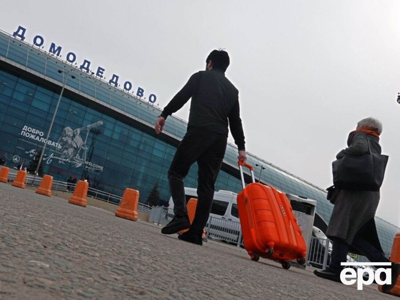 Десятки пасажирів очікують на посадку, частину рейсів скасовано